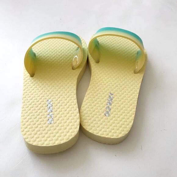 Old navy yellow pool slides EUC  size 12-13 - Picture 5 of 7